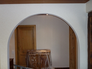 Bogentür-Malerarbeiten: Grauer Türrahmen an weißer Wand – Beispiel für professionelles Malen von Türen und Rahmen