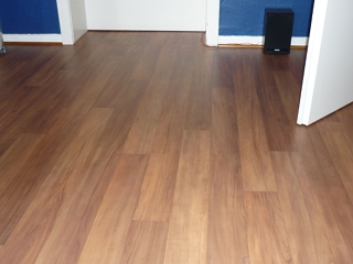 Vinylboden in Nussbaumoptik – moderner, warmer Bodenbelag mit natürlicher Holzstruktur für Wohn- oder Büroräume.