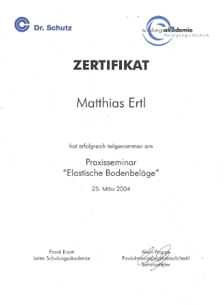 Zertifikat für Matthias Ertl über die erfolgreiche Teilnahme am Dr. Schutz Praxisseminar ‚Elastische Bodenbeläge‘ – Nachweis der Weiterbildung und Teamkompetenz in moderner Bodentechnik.