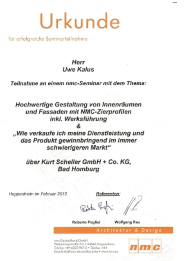 Urkunde für Uwe Kalus über die Teilnahme am NMC-Seminar zur hochwertigen Gestaltung von Innenräumen und Fassaden mit NMC-Zierprofilen – Nachweis der Weiterbildung und Teamkompetenz im Innenausbau.